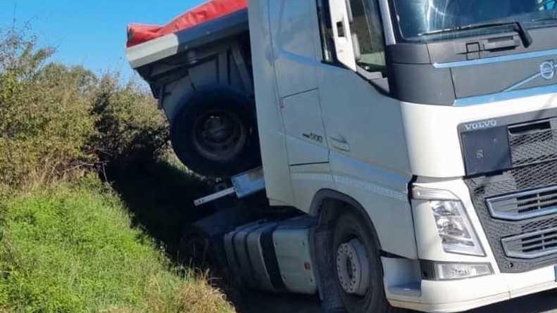 Tir esce di strada e la viabilità va in tilt