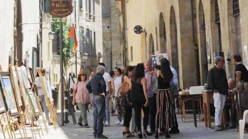 Via Bicchieraia con gli artigiani durante la Fiera Antiquaria