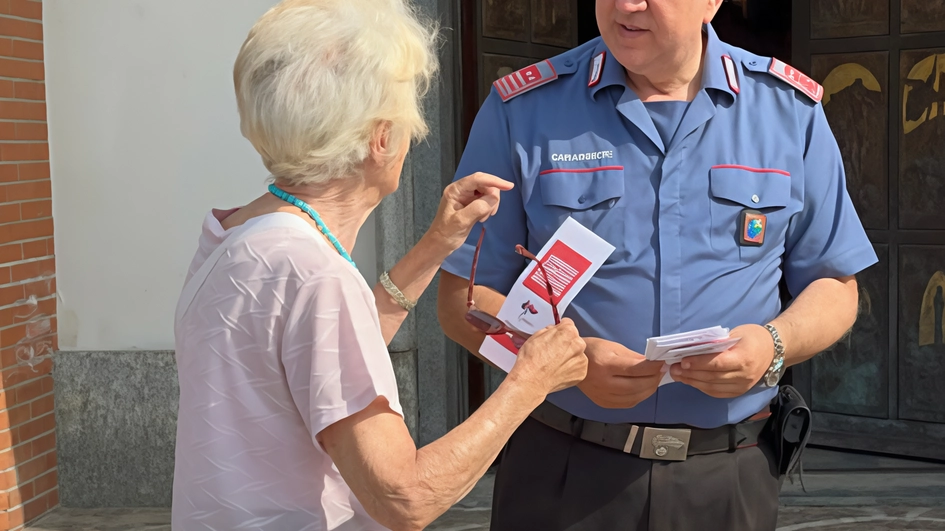 Un’anziana si rivolge a un carabiniere per non cadere nella rete dei truffatori