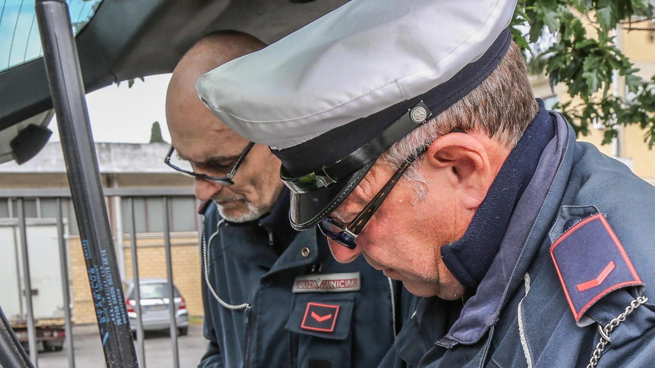 Foto di rito durante i controlli della polizia municipale (Germogli)