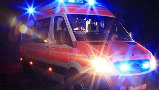 Un'ambulanza in una foto di repertorio. La ragazza è stata soccorsa con Guardia Costiera e 118 che sono andati sull'imbarcazione. Ogni tentativo di rianimazione è stato vano