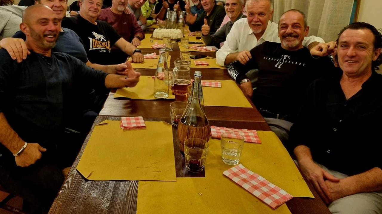 La cena di ritrovo dei “ragazzi“ che nel 1974 hanno iniziato il percorso scolastico in prima elementare. Una serata di ricordi e emozione