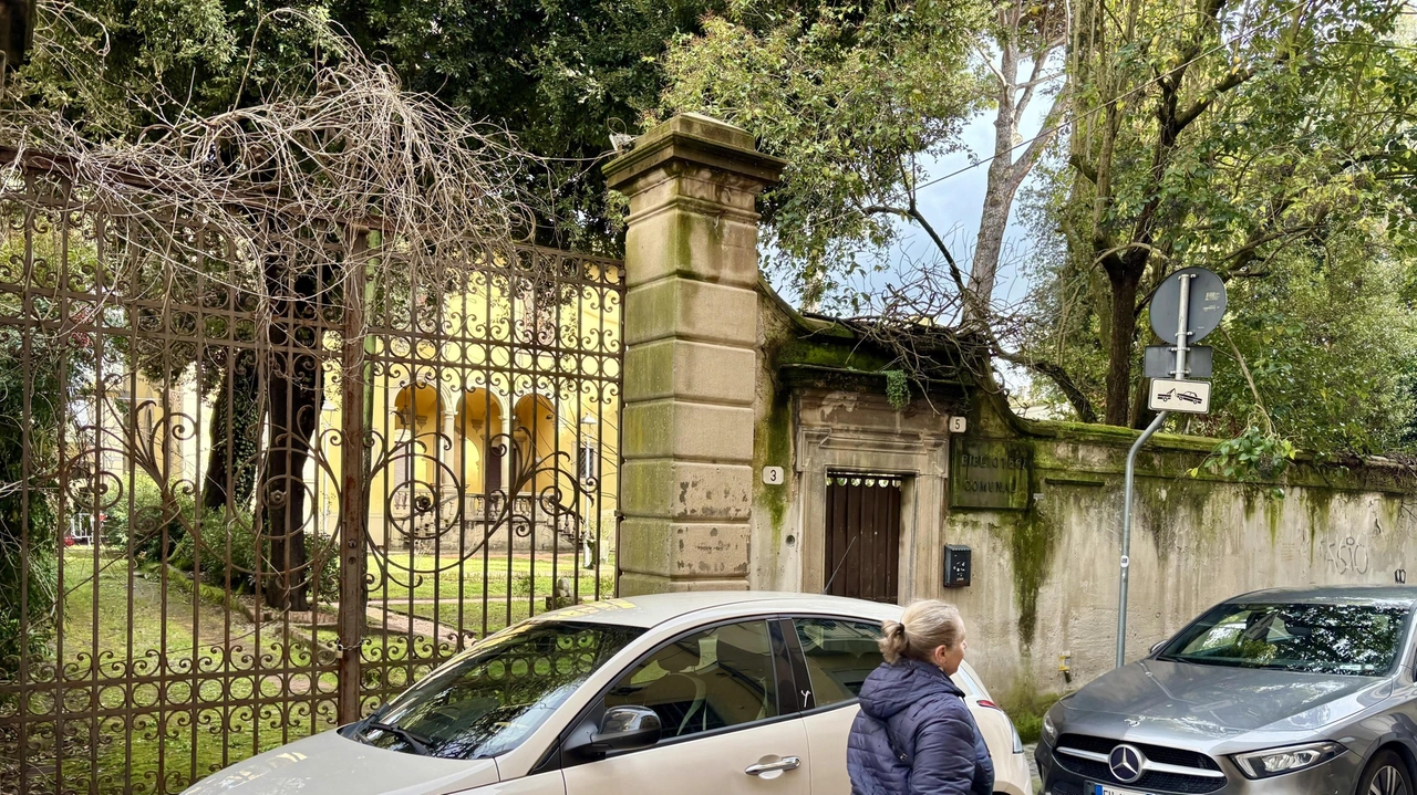 Il cancello di villa Crastan in via della Stazione Vecchia. Da mesi il giardino non è più aperto al pubblico