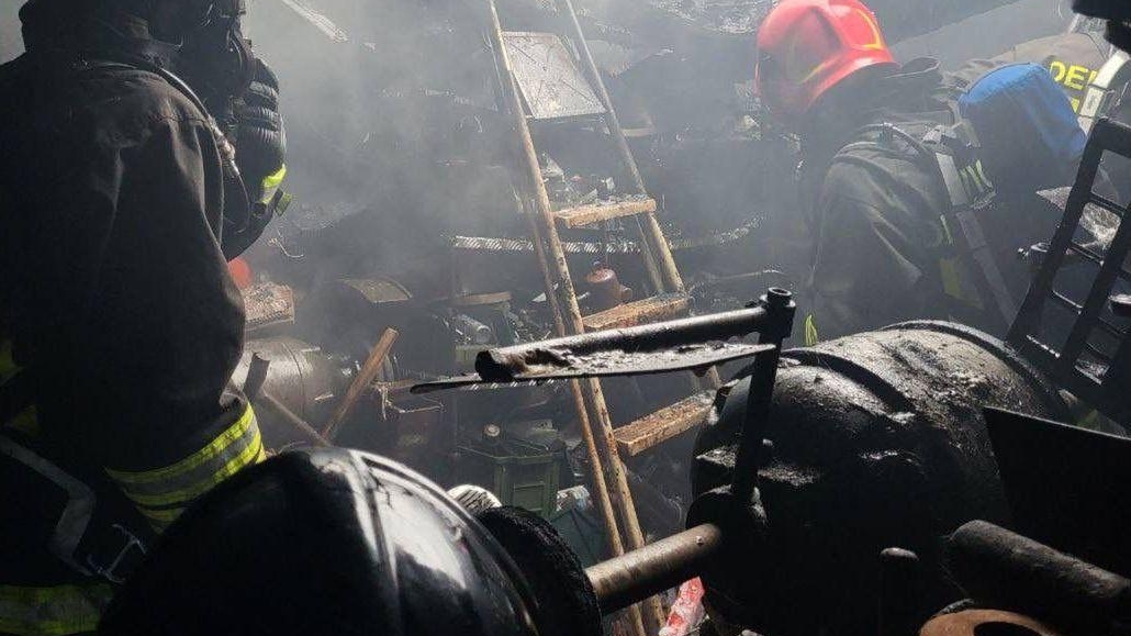 Garage agricolo in fiamme. Rischio esplosione per bombolette e batterie