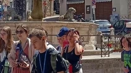 Assisi tra turisti e controlli. Navette gratuite per il centro. Ma anche verifiche sui tavolini