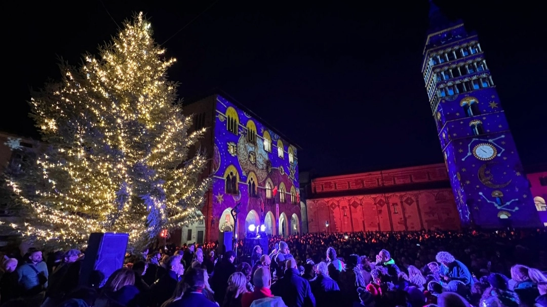 Acceso dal sindaco Tomasi l'Albero di Natale in piazza del Duomo