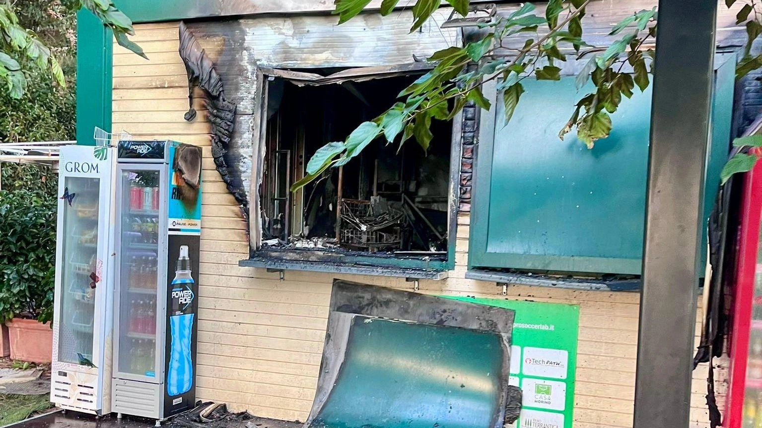 Fiamme al centro della Pro Soccer. Andato in fumo il chiosco-bar