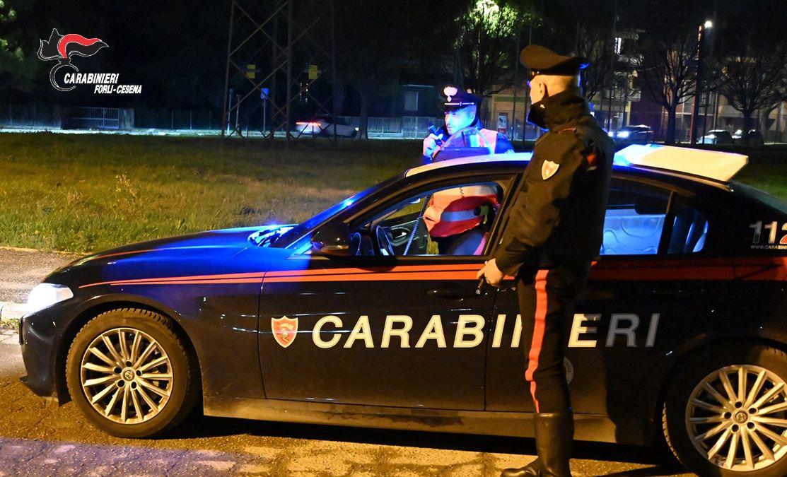 Assalto al supermercato: camion a tutta velocità usato come ariete, cassaforte agganciata con un cavo di acciaio