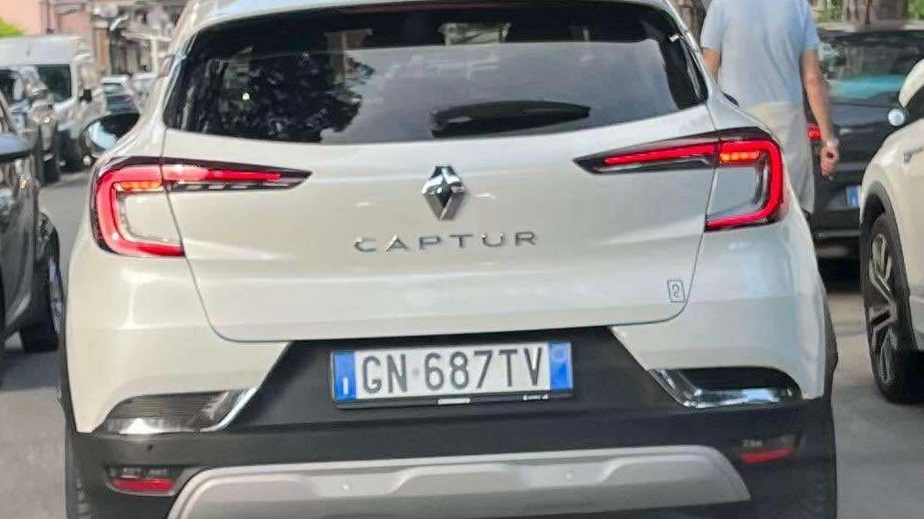 A Marina di Carrara e Avenza ladri rubano tre auto, incluso un insegnante. I carabinieri indagano e la famiglia chiede aiuto sui social per trovare i colpevoli.