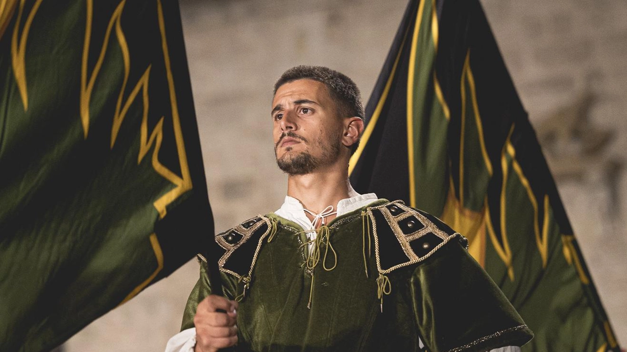 Lorenzo Orlandi Berti è nato a Montepulciano ma adesso vive a Milano dove lavora per un’azienda di profumi. E’ sbandieratore della contrada di Gracciano