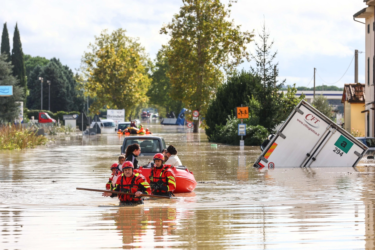 L’intervento dei sommozzatori dei vigili del fuoco e il camion travolto dall’acqua