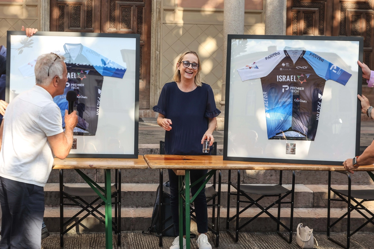 La maglia donata a Gioia Bartali  (foto Giuseppe Cabras/New Press Photo)