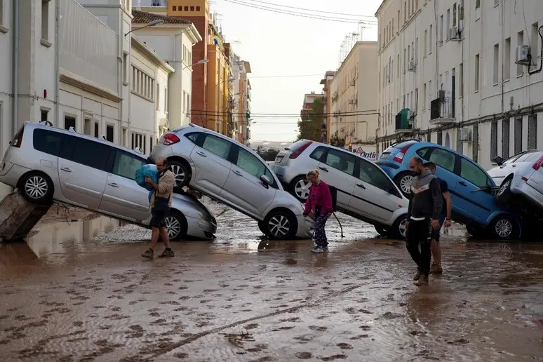 L’alluvione di Valencia: “Persone salvate dalla piena, altre le ho viste sparire”