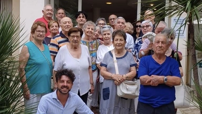 Il Comune di Porcari organizza vacanze al mare per anziani over 60, con grande successo di adesioni. Un'opportunità di socializzazione e relax, promossa per contrastare la solitudine e favorire il benessere psicofisico della popolazione anziana.