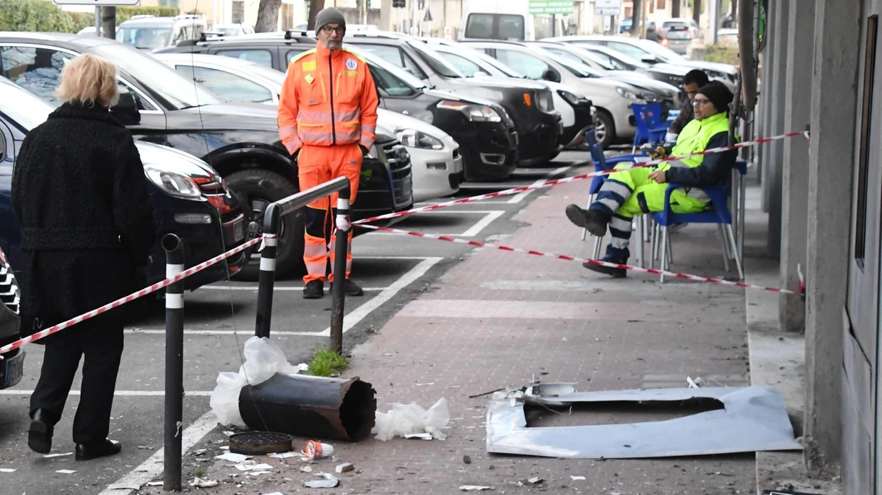 Il bancomat alla Bper di Fossola fatto saltare in aria e poi portato via da alcuni malviventi, nella notte tra venerdì e sabato (Foto Letizia Delia)