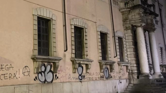 Le scritte sulla facciata della sede dell’Accademia di Carrara