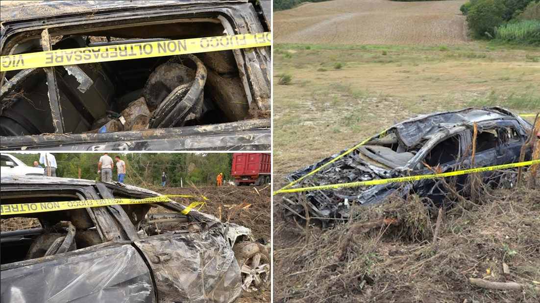 L'auto della famiglia tedesca distrutta dalla furia dell'acqua. In alto a sinistra il passeggino del bimbo