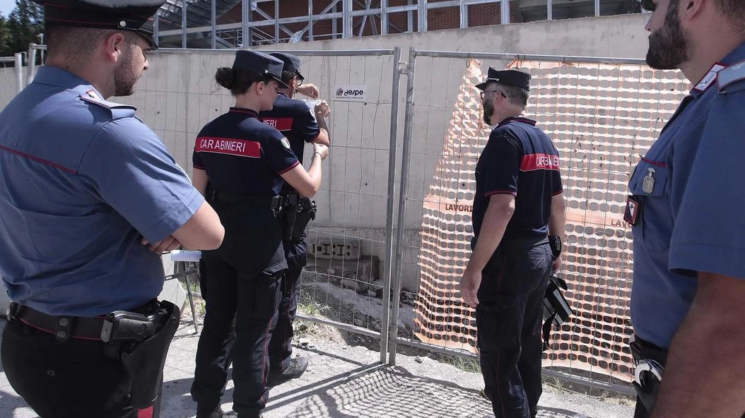 I carabinieri appongono i sigilli. al cantiere in Massetana Romana