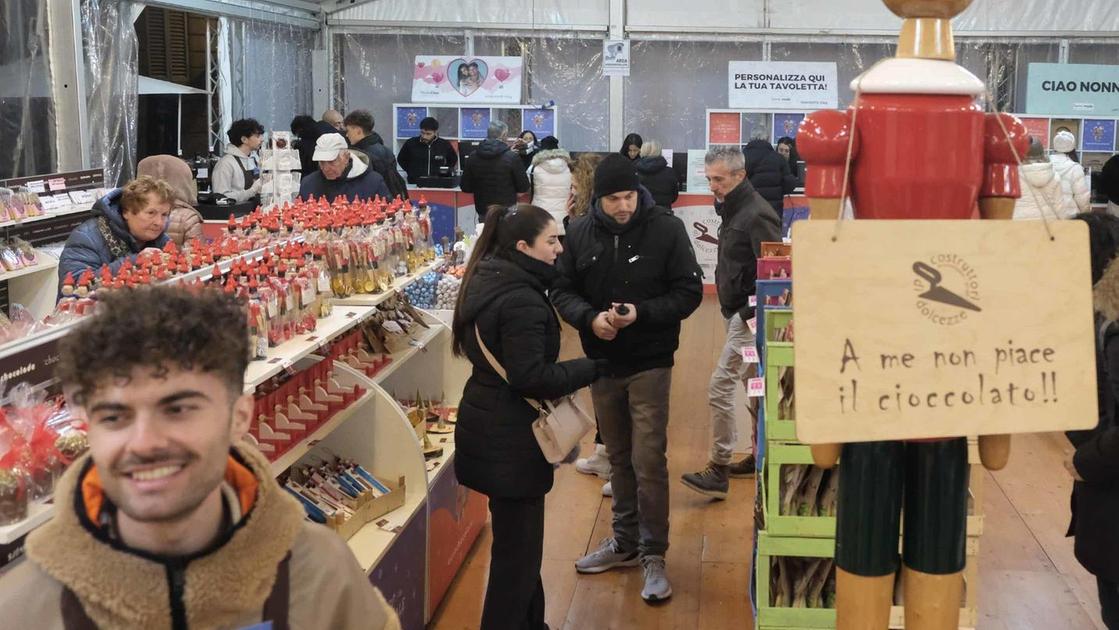 La piazza Eurochocolate. Maxi stand sotto al Comune