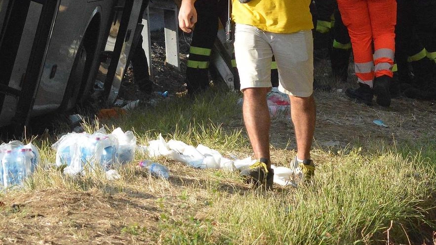 Il poliziotto dell’Apocalisse. In ferie ferma la macchina e soccorre i cinesi nel bus. La guida gli muore in braccio