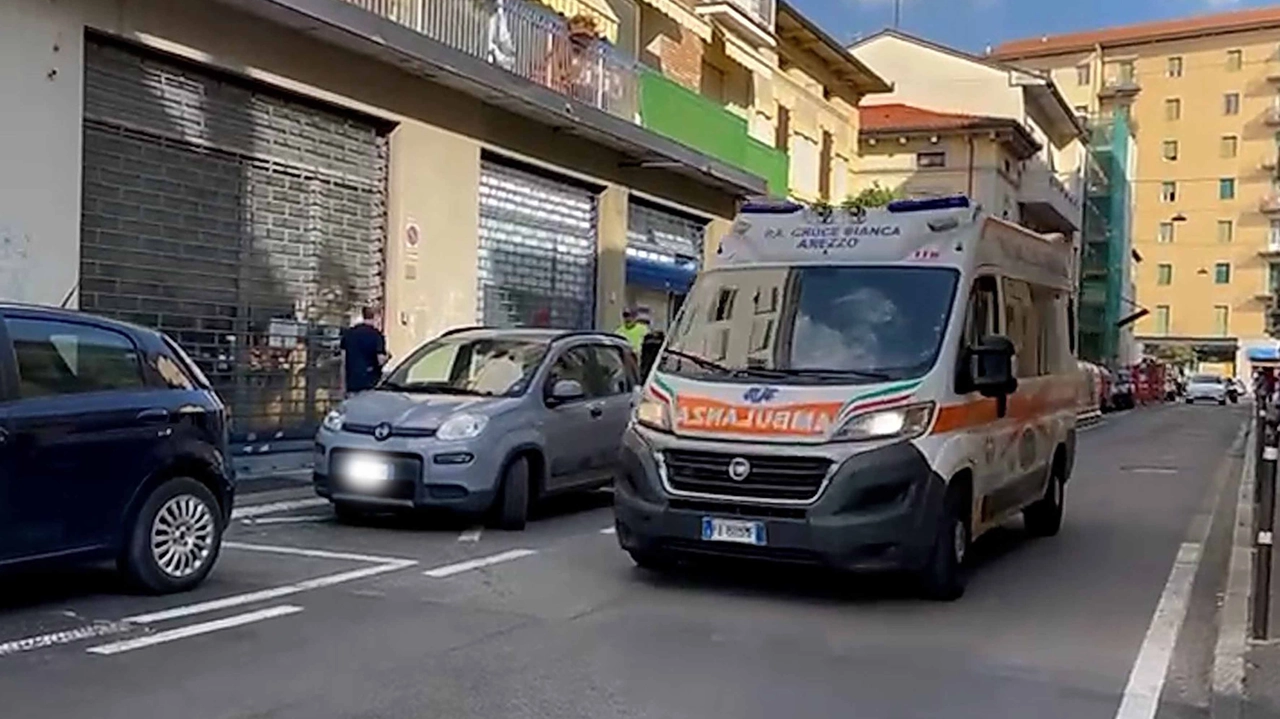 La donna è stata trovata morta in casa in via Montanara. Sul posto è intervenuta anche l'ambulanza, ma il corpo era lì già da diversi giorni (Foto Falsetti)