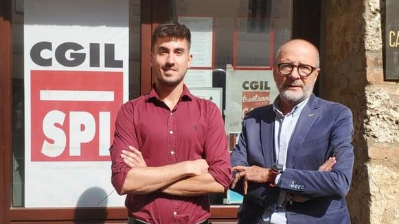 A Massa apre il «Punto Digitale» A sinistra il «facilitatore» Federico Antoniotti e Giorgio Romualdi, segretario di Federconsumatori Grosseto