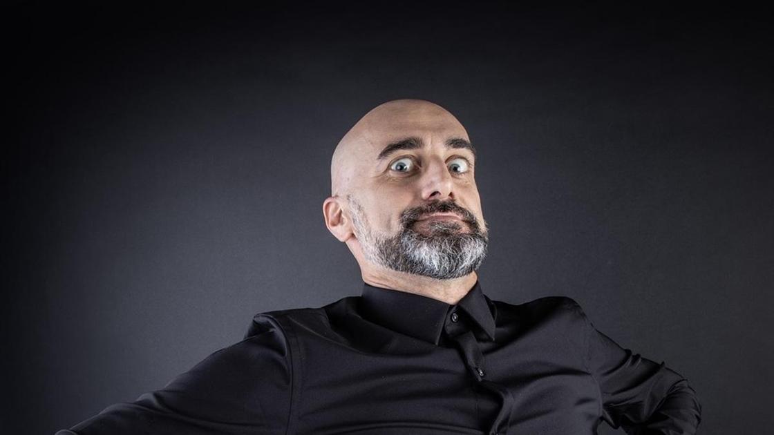 https://www.lanazione.it/image-service/view/acePublic/alias/contentid/N2ZhYTY0Y2QtNTE2YS00/0/la-stand-up-comedy-di-daniele-fabbri-alla-sala-dei-notari.jpeg?f=16:9&w=1200&h=630