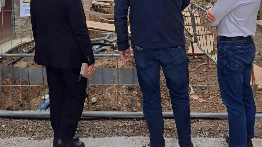 Sindaco, vice e assessore hanno effettuato un sopralluogo al cantiere di via Gallurì per osservare lo stato dei lavori