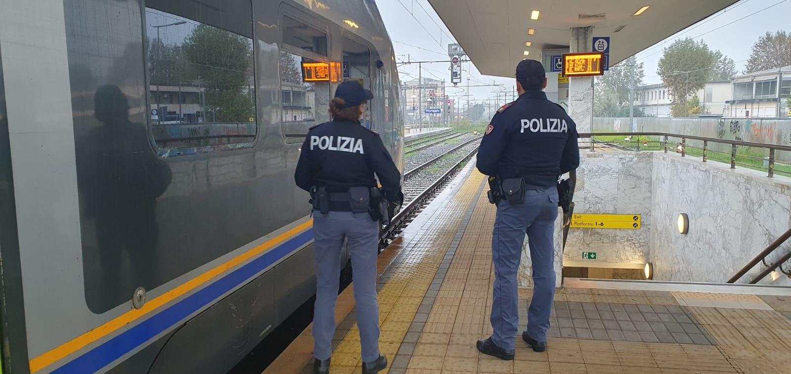 Forte dei Marmi, non paga il biglietto e spintona il capo treno, denunciata 40enne