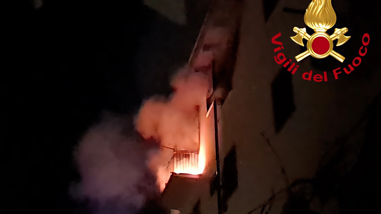 Incendio a Firenze Isolotto: evacuato condominio per fumi, nessun ferito. Vigili del fuoco domano le fiamme in abitazione, operazioni di raffreddamento in corso. Presenza di personale sanitario e polizia.