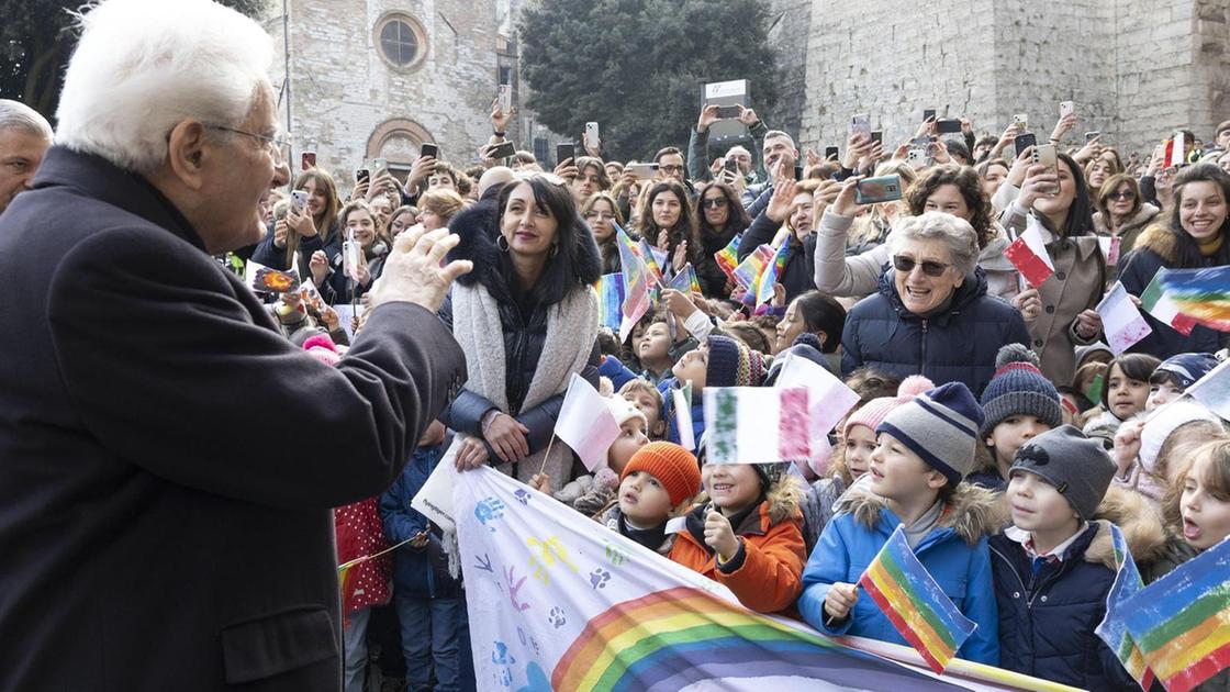 Folla in piazza Grimana. Bandierine, striscioni. E Mattarella si ferma per salutare la città