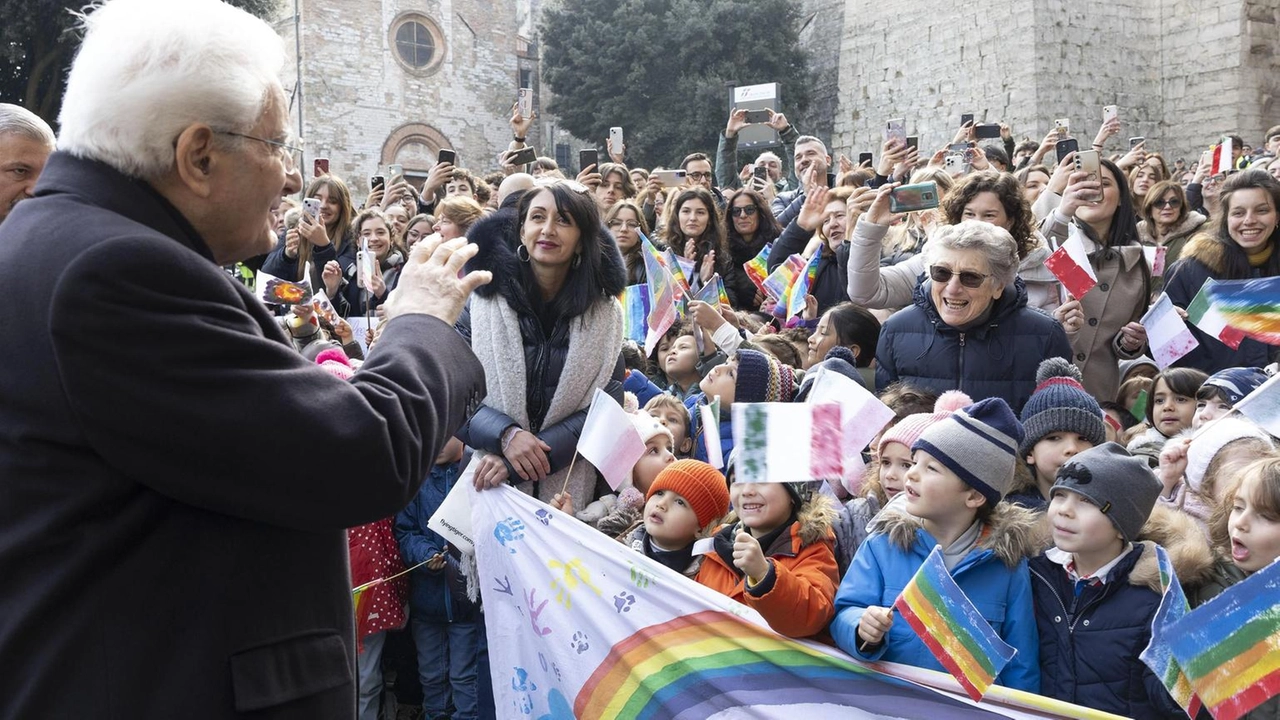 Grande festa per la visita, durata circa un’ora, all’Università per Stranieri. Tricolori, cori e applausi. "La nostra scuola la accoglie calorosamente".