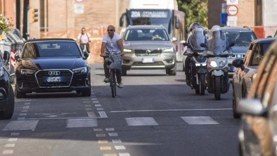 Le bike lane incomprese. Nessuno sa come usarle. E così la viabilità va in tilt