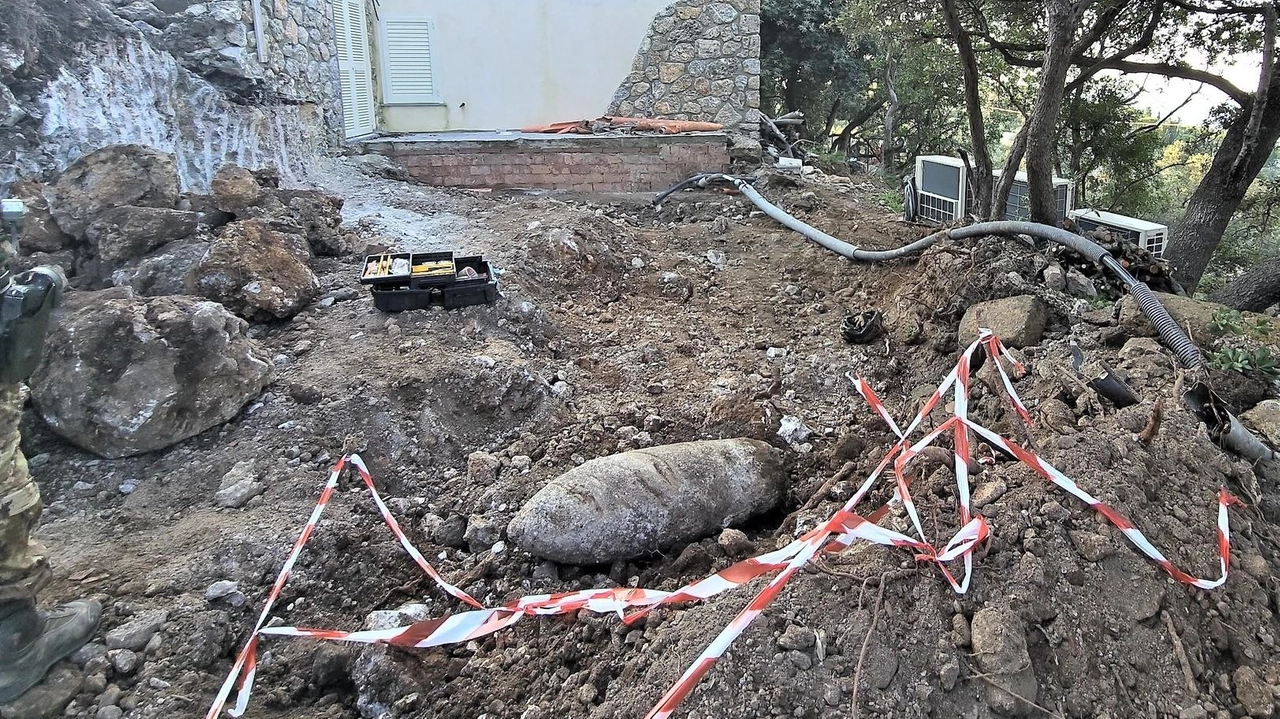 MONTE ARGENTARIO Quasi un metro di lunghezza per 500 libbre di peso (oltre 225 chili). L’ordigno bellico risalente alla Seconda Guerra...