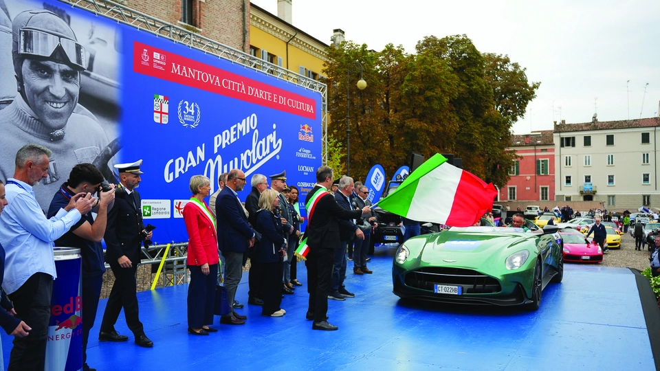 Un modello Aston Martin pronto alla partenza del Gran Premio Nuvolari