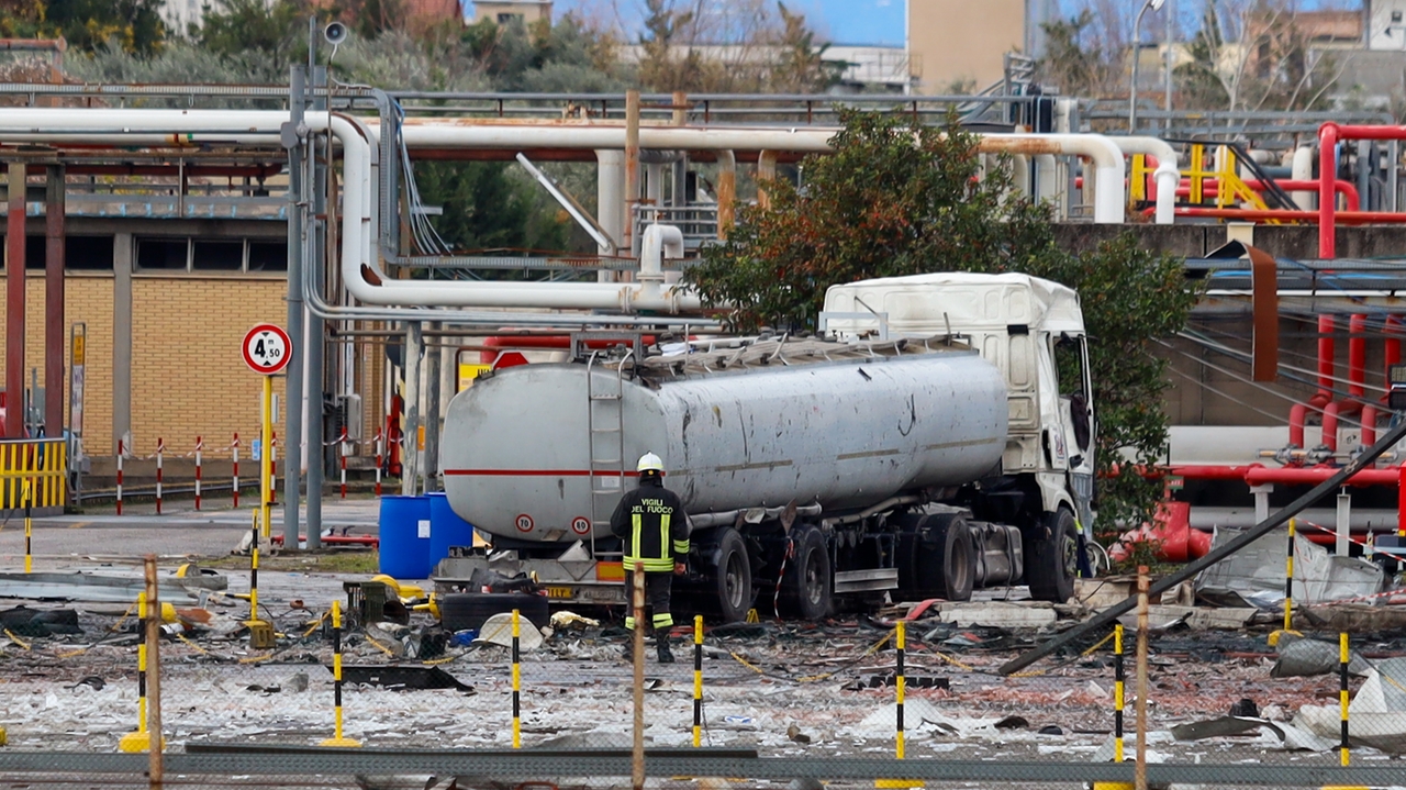 Una cisterna semidistrutta nel deposito Eni di Calenzano