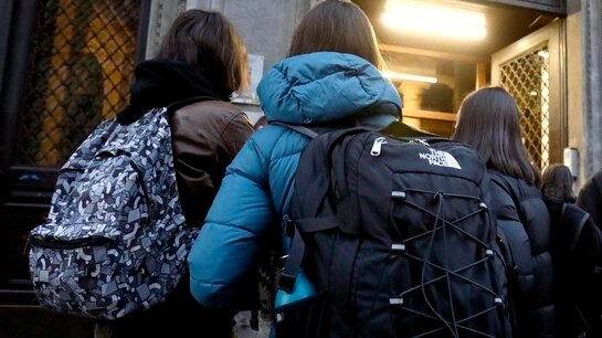 Ragazzi all'ingresso di scuola (Foto archivio Ansa)