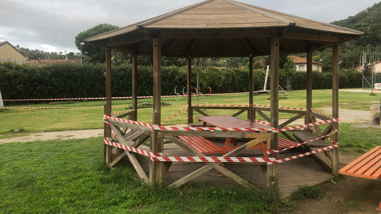 Il gazebo del parchetto di Piano di Conca sigillato dagli agenti della polizia municipale di Massarosa con il nastro bianco e rosso per impedire l’accesso