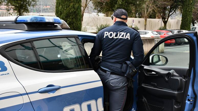 https://www.lanazione.it/image-service/view/acePublic/alias/contentid/NDA5ZGZjMzUtNjZhNi00/0/sul-posto-e-intervenuta-una-volante-della-polizia.jpeg?f=16:9&w=1200&h=630