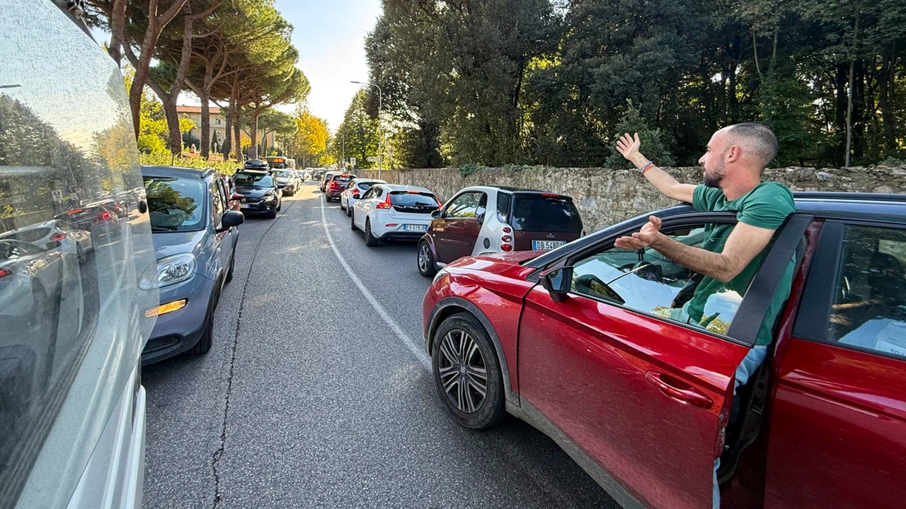 Caos traffico intorno a Careggi. Uno dei tanti automobilisti intrappolati (Fotocronache Germogli)