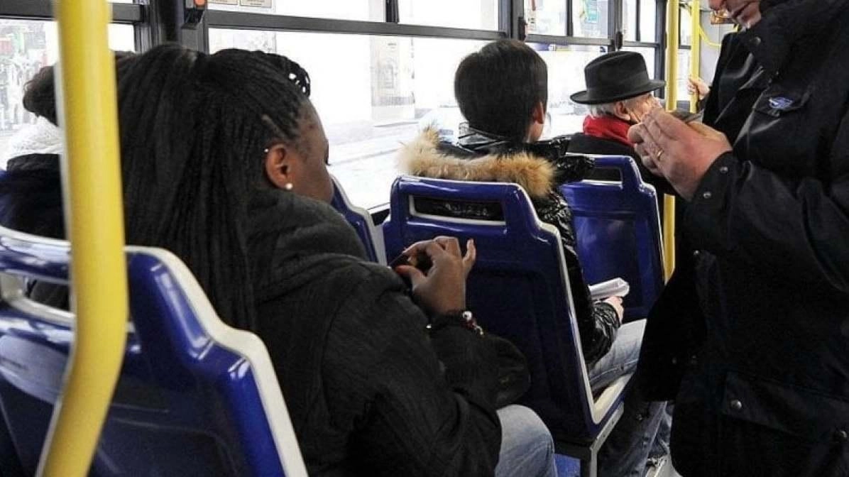 Passeggero multato su un autobus perché senza biglietto, non aveva potuto. acquistarlo perché il. Pos non funzionava (foto di archivio)