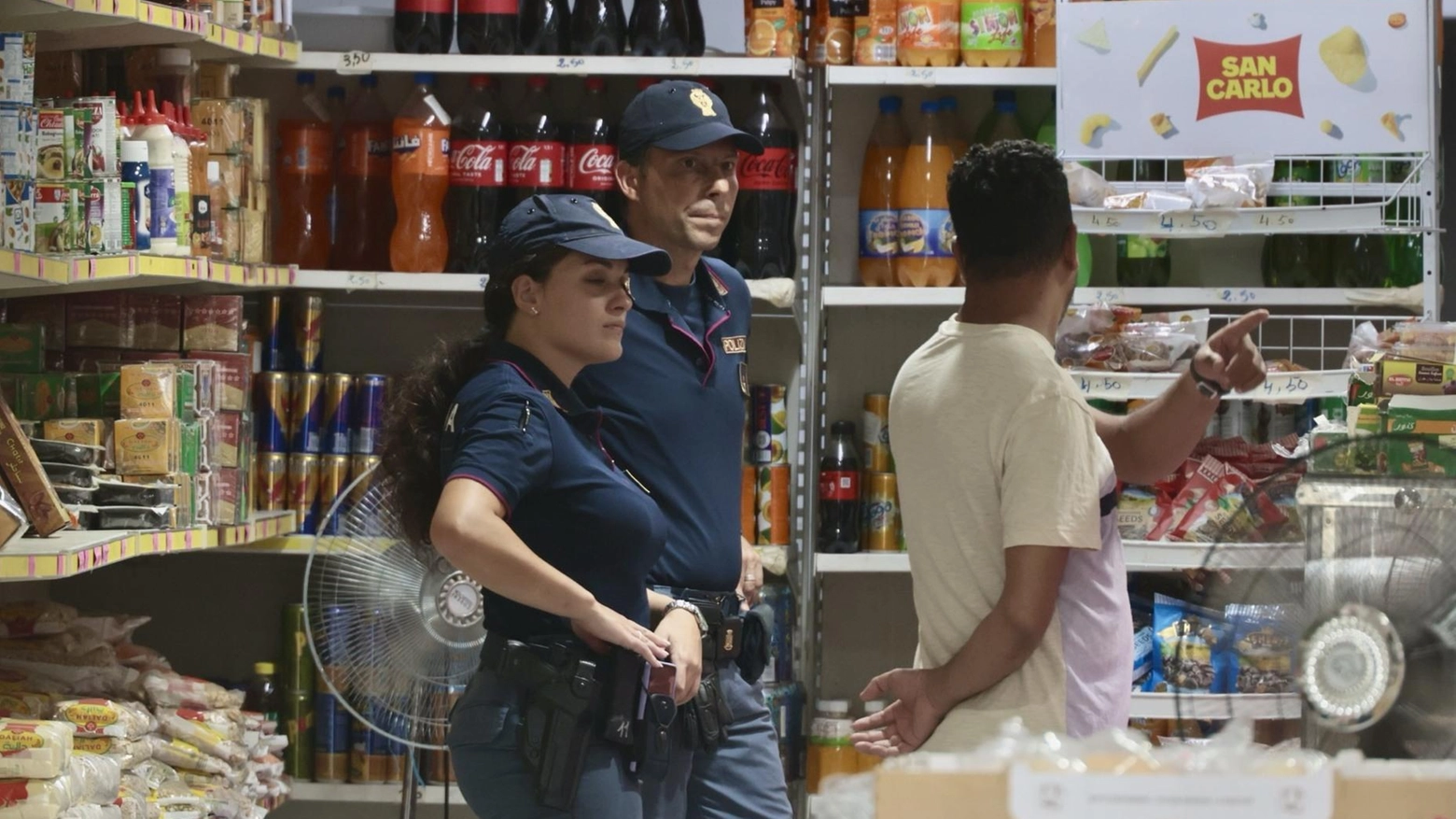 La stretta sui minimarket. Comune e Prefettura al lavoro sulle ordinanze: "Riguarderanno più zone"