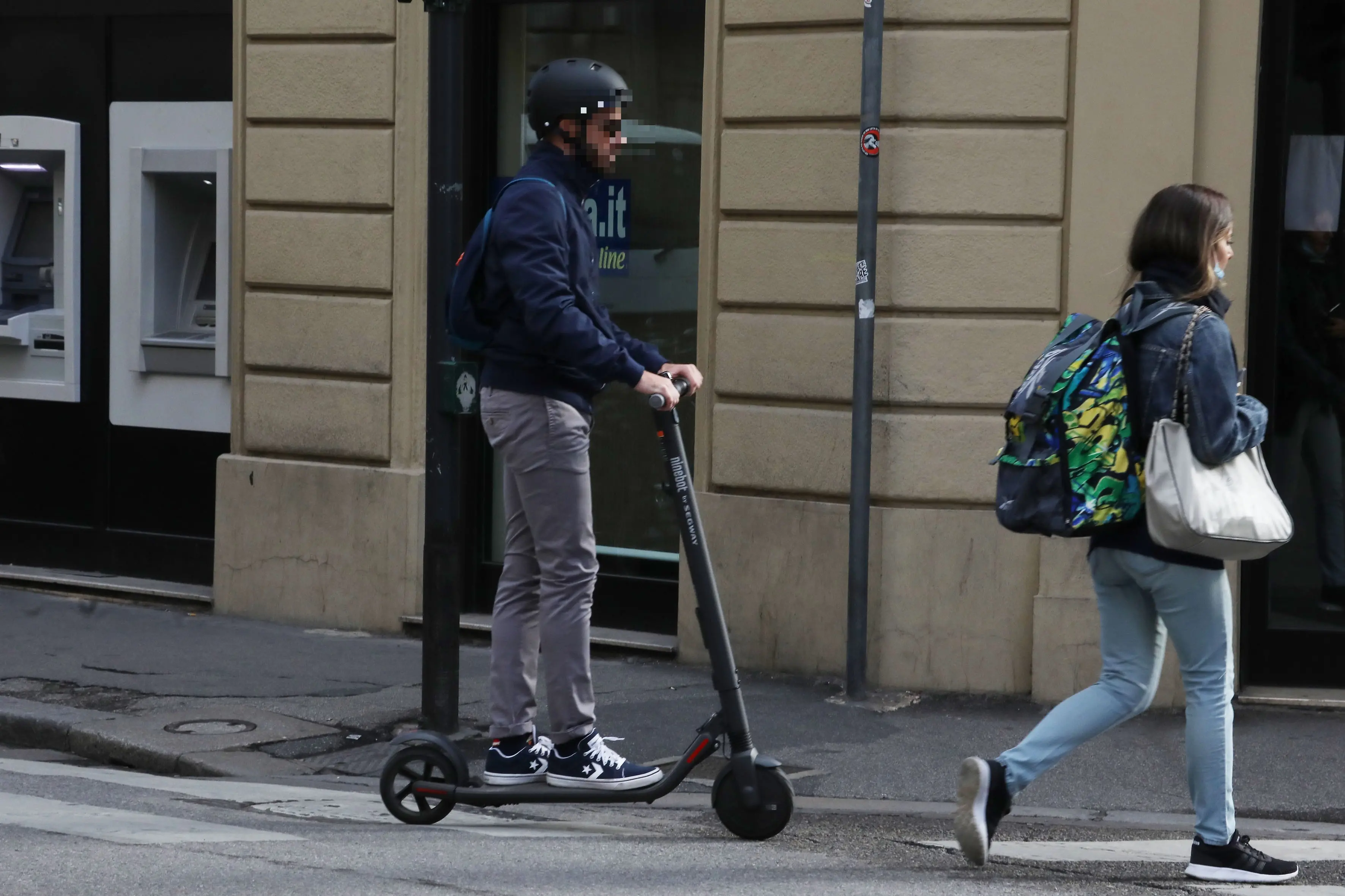 Senza casco in monopattino, ecco le prime multe. Col nuovo codice della strada è obbligatorio