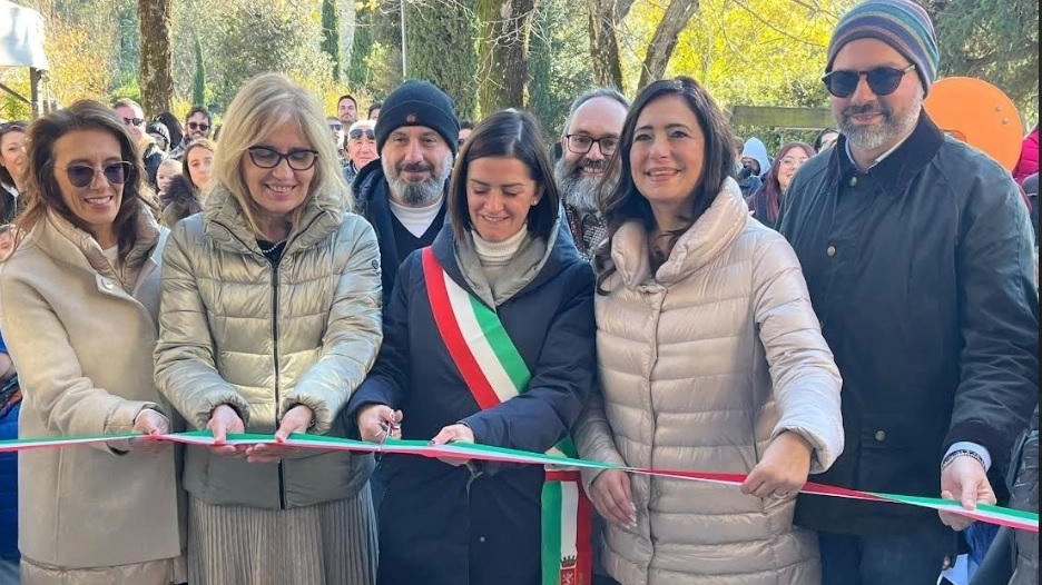 Inaugurata scuola a Cenerente con piantumazione albero. Adeguamento sismico ed efficientamento energetico. Autorità presenti elogiano il lavoro svolto.