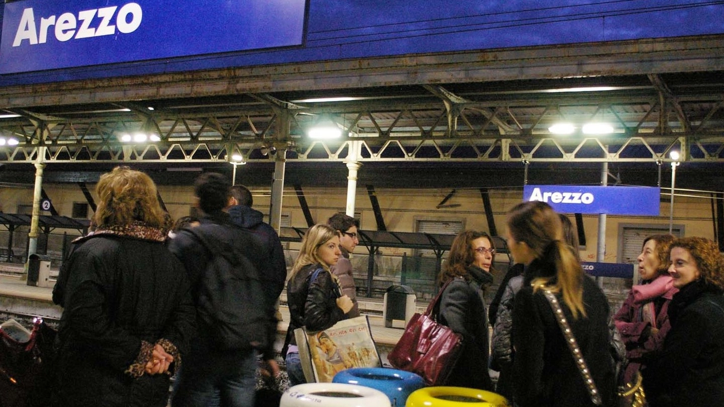 Pendolari in attesa del treno alla stazione di Arezzo