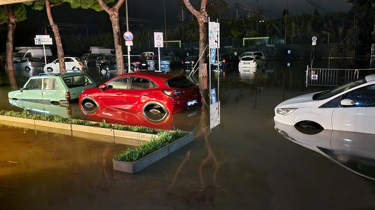 Allagamenti a Cecina dopo il maltempo che si è abbattuto nella notte fra il 25 e il 26 ottobre. Auto sott'acqua