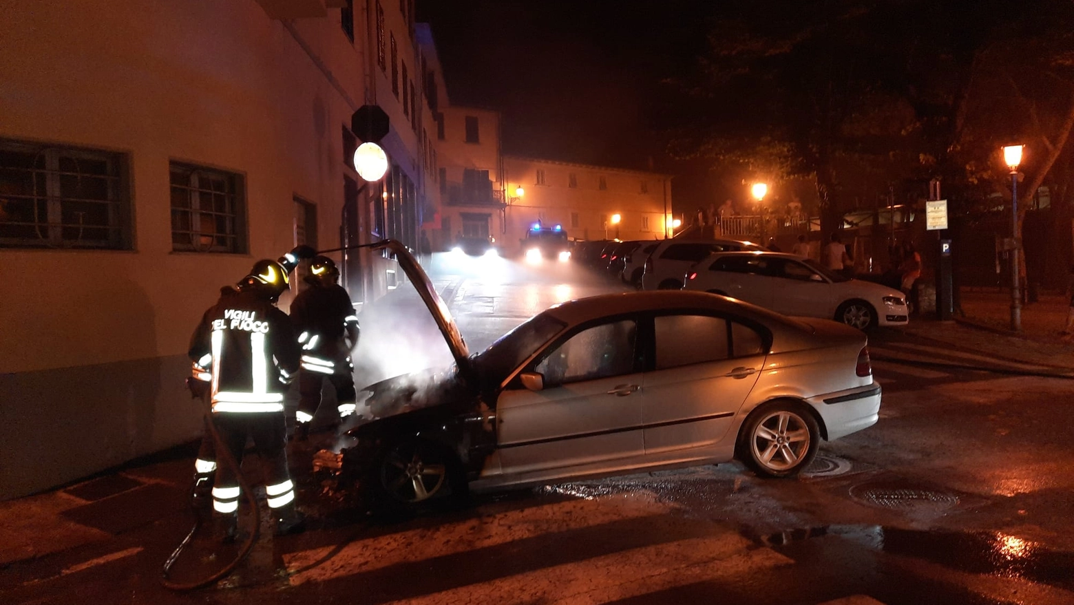 L'auto andata a fuoco (foto Taddei/Fotocronache Germogli)