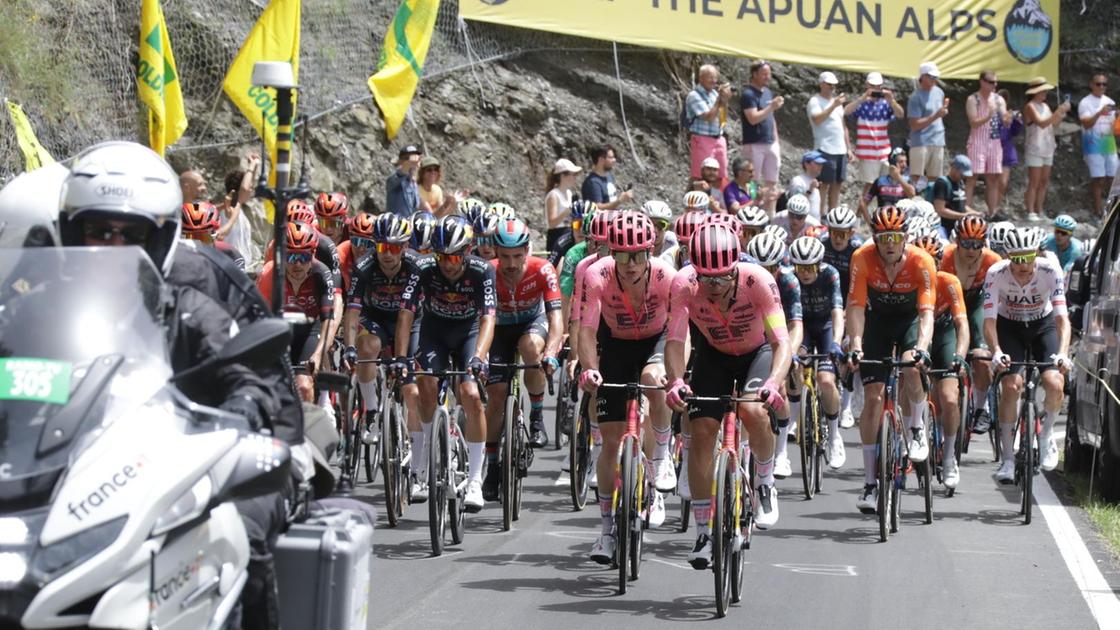 "Aiutate le Alpi Apuane". Striscione al ’Tour de France’: "Tutto il mondo deve sapere"