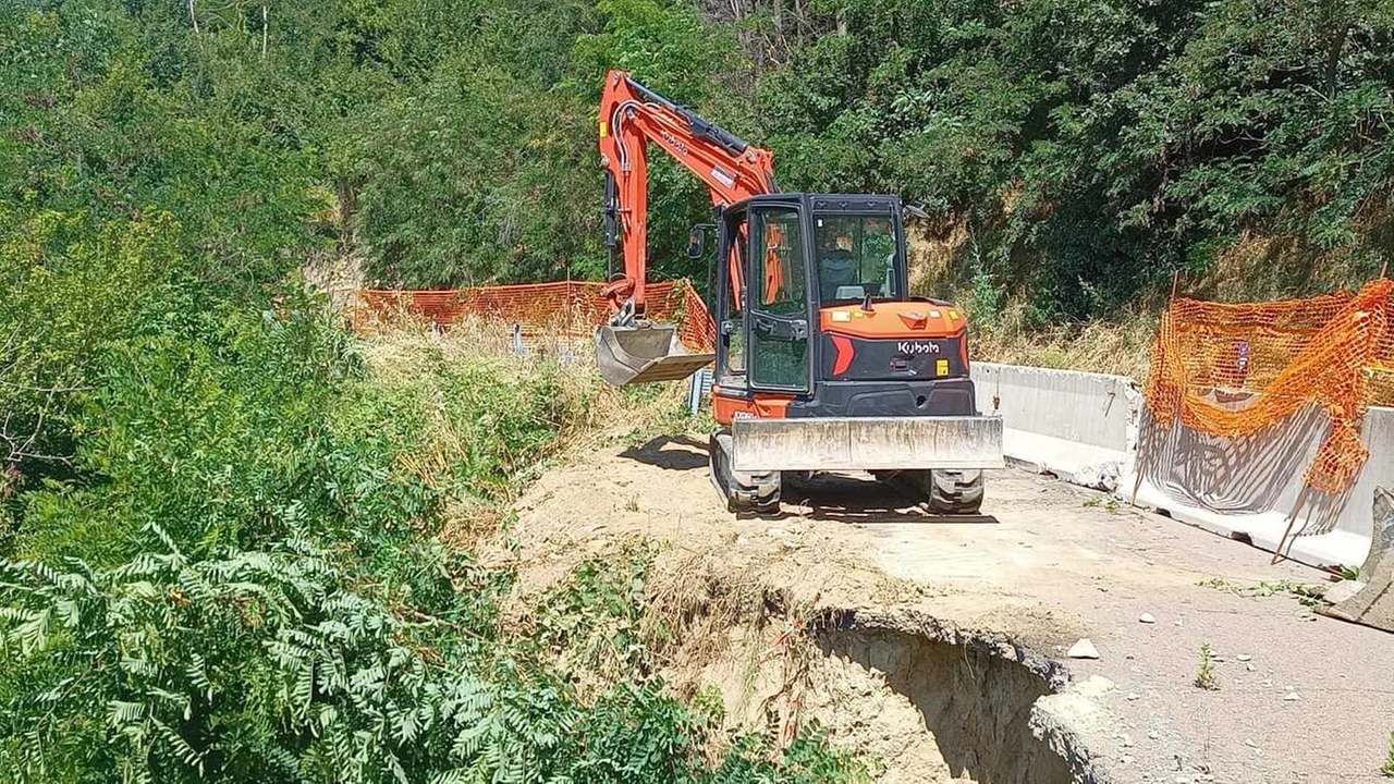 Un cantiere per la sistemazione di una. frana (. foto di repertorio