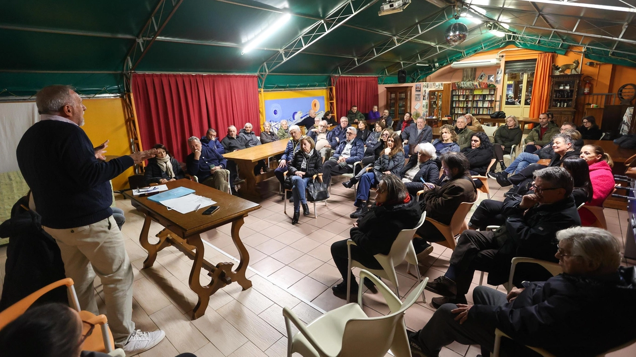 Un presidio di protesta davanti al centro commerciale Esselunga per chiedere sicurezza nell’area; i cittadini del Comitato Quartiere 4 lo...